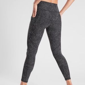 ATHLETA Black Printed Stash Pocket Salutation XS